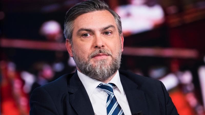 Alla Camera scontro tra Riccardo Ricciardi e la maggioranza. Accuse sul caso del poliziotto a Torino, dure repliche di Lega e Forza Italia.