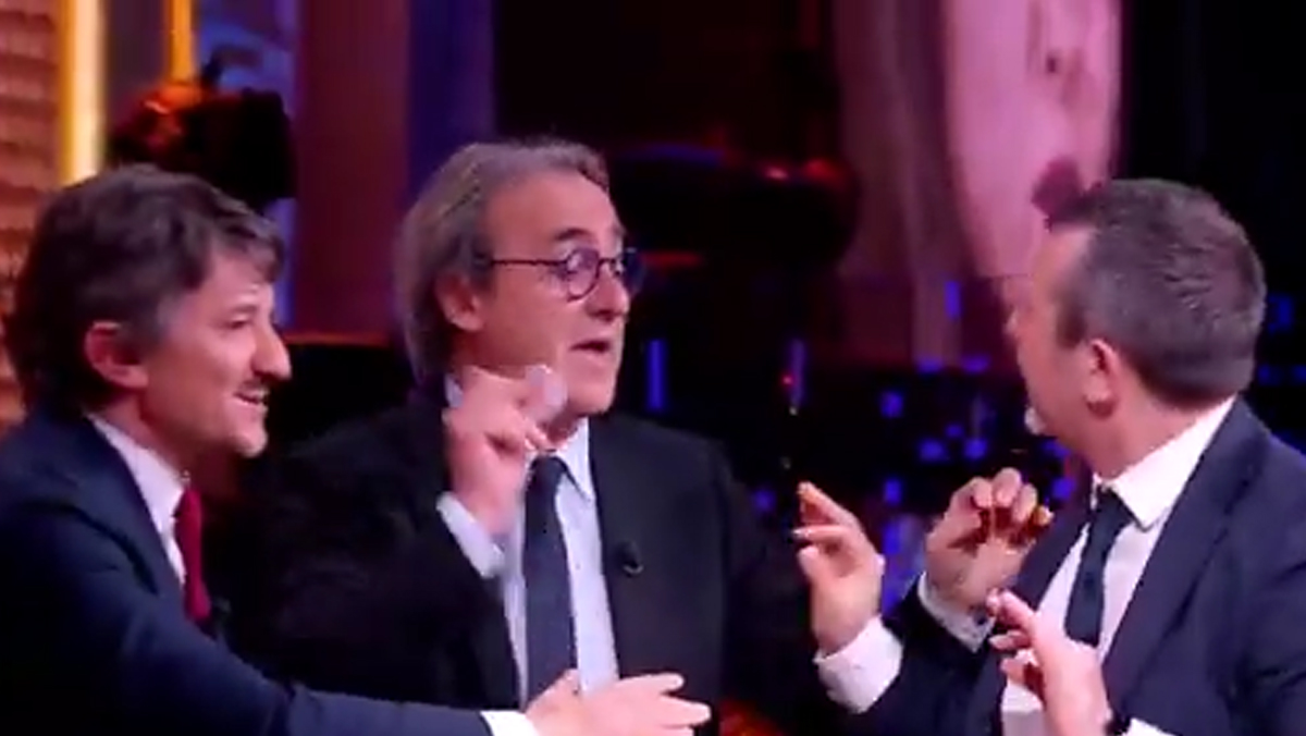Scontro acceso a RealPolitik su Rete 4: Angelo Bonelli regala una spilla “Ice Out”, Andrea Delmastro risponde con una frecciata durissima che infiamma lo studio.