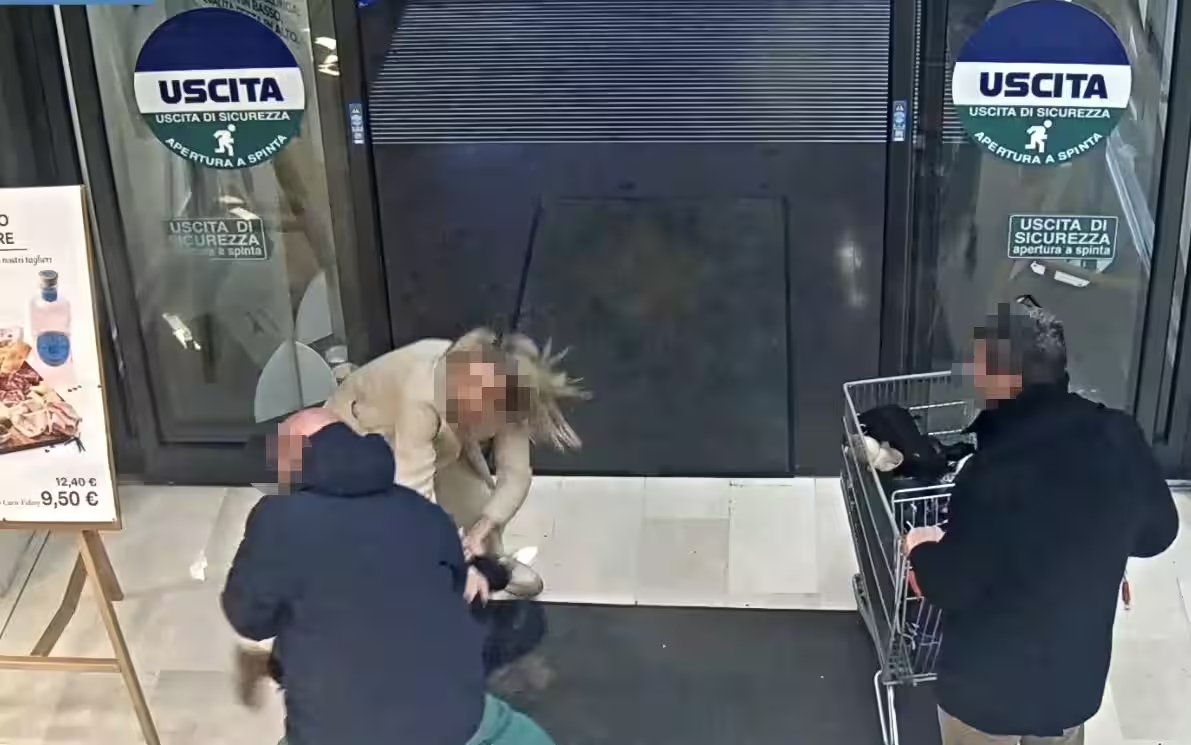 A Bergamo un uomo tenta di portare via una bimba davanti a un supermercato. Arrestato per tentato sequestro; la piccola ha riportato la frattura del femore.
