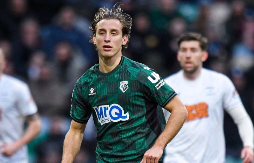 Edoardo Bove rientra dopo 440 giorni dal malore in Fiorentina-Inter. Il centrocampista debutta con il Watford, segnando un nuovo inizio della carriera.