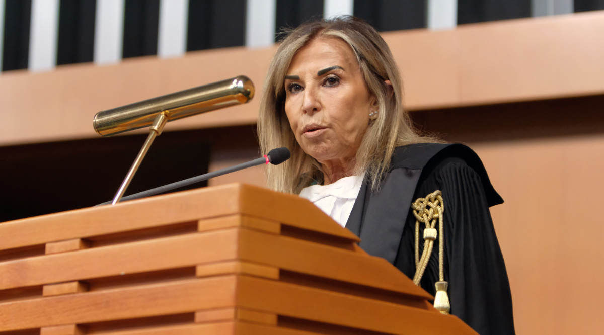 Lucia Musti attacca l’upper class torinese che legittima le piazze violente, indica famiglie e scuole come corresponsabili e descrive Torino ostaggio di pochi facinorosi.