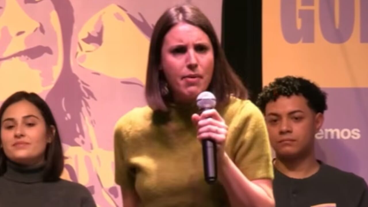 In Spagna Irene Montero ammette la strategia: regolarizzare immigrati, dare cittadinanza e usarli contro i “fascisti”. Parole choc che riaprono il tema della sostituzione etnica.