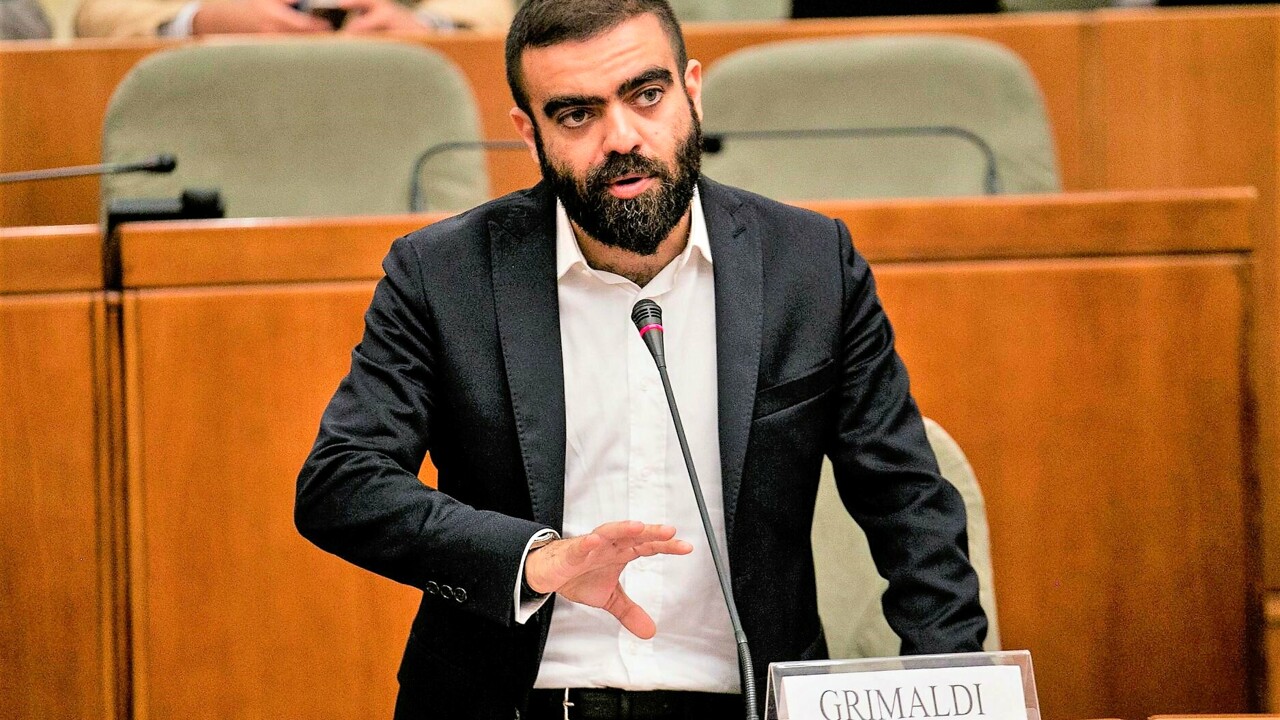 Dopo il corteo violento a Torino, Marco Grimaldi di Avs parla di “repressione” e difende Askatasuna, scatenando polemiche per le parole sul poliziotto aggredito.