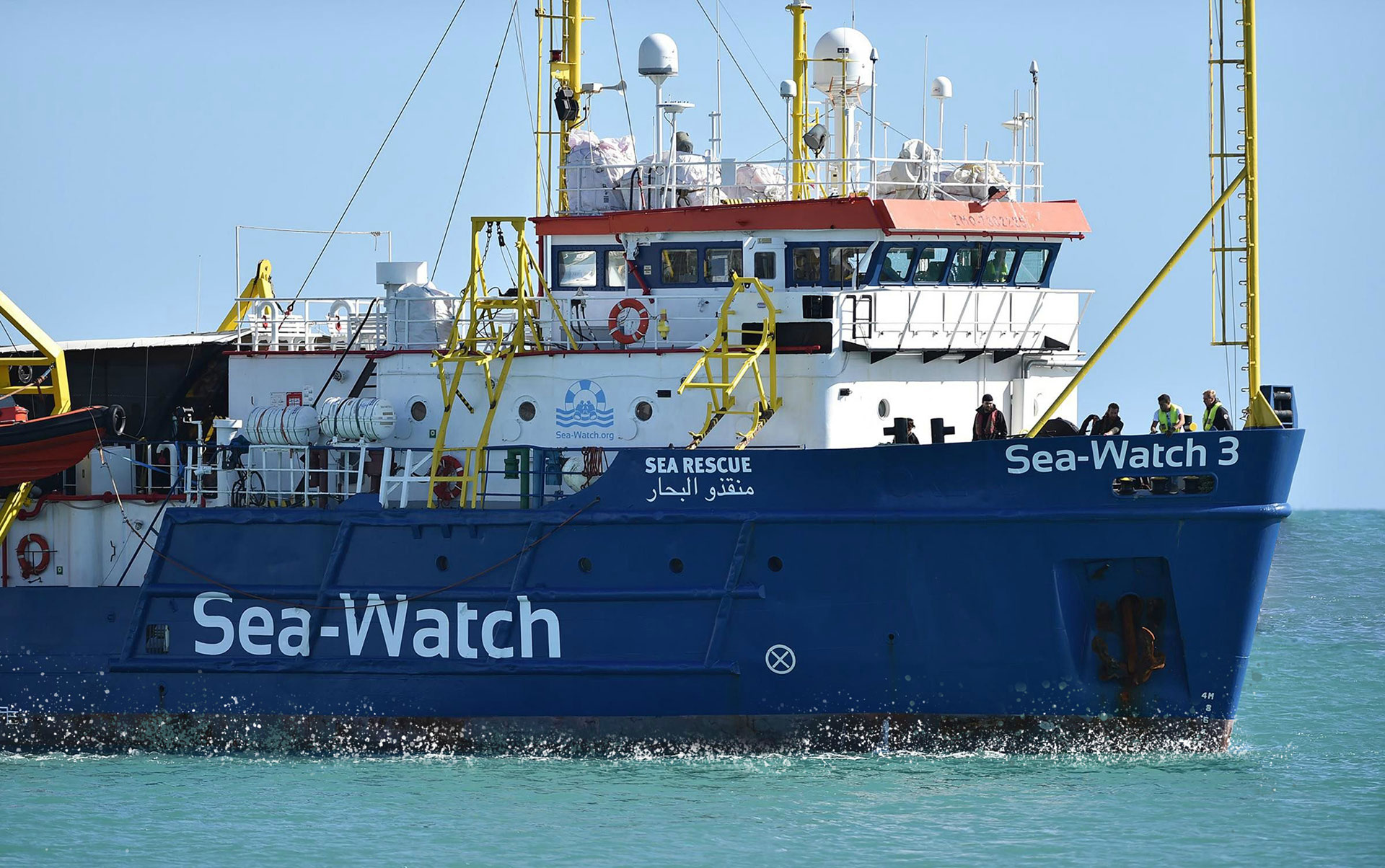 Il tribunale di Palermo condanna lo Stato a risarcire Sea Watch. Meloni: “Decisione surreale”. Salvini: “Un premio a chi ha violato la legge”.