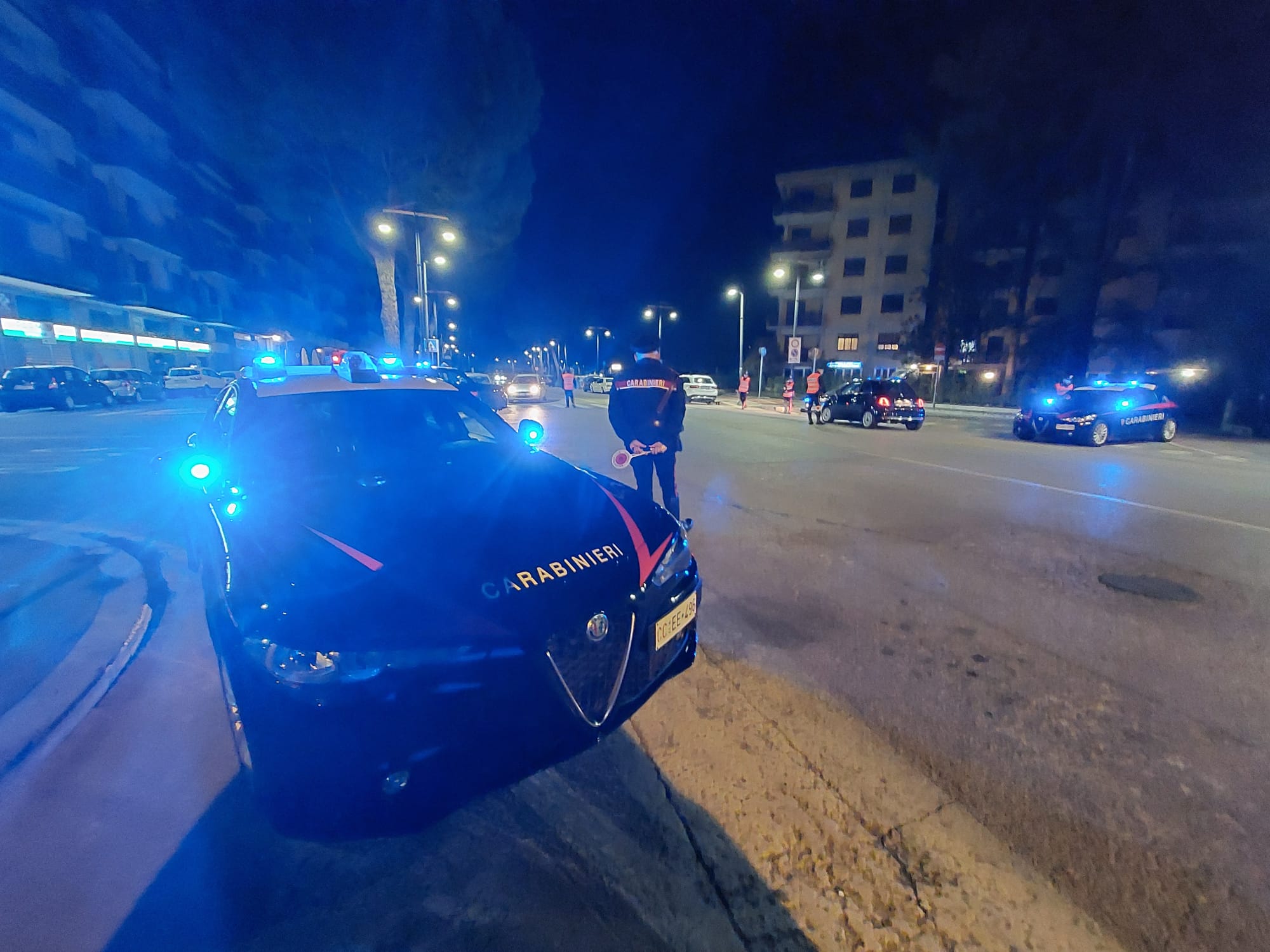Policiano, banda colpisce due case ad Arezzo: ladro muore trafitto durante la fuga dopo l’allarme scattato in una villa. Indagano i Carabinieri.