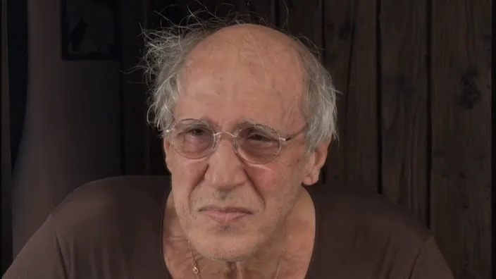 Adriano Celentano sorprende tutti e sostiene Ermal Meta a Sanremo 2026: “La tua canzone è bellissima”. Un endorsement che scuote la finale.