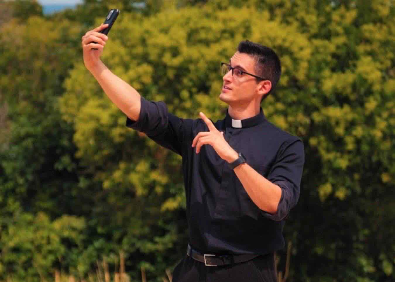 Addio al sacerdozio per don Alberto Ravagnani, il prete influencer dei social