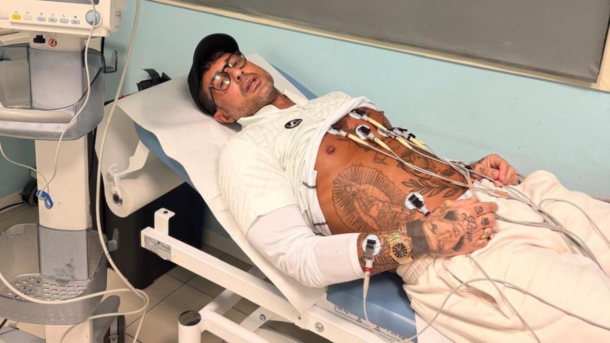 Fabrizio Corona pubblica immagini dal letto d’ospedale durante controlli cardiologici. Ricovero in cardiologia mentre resta attivo solo su X dopo i blocchi social.