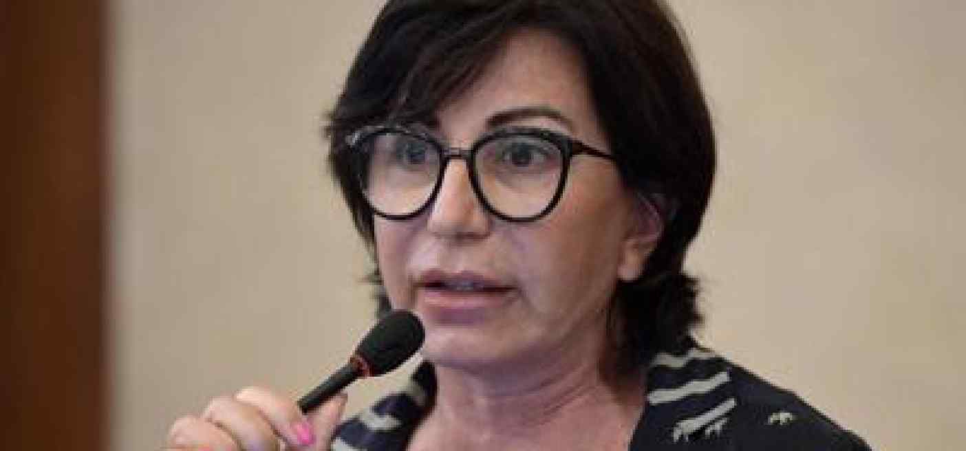 Maria Rita Gismondo rilancia le critiche sui vaccini Covid, parla di effetti avversi e chiede verifiche giudiziarie mentre la Commissione parlamentare si prepara ad approfondire il tema.