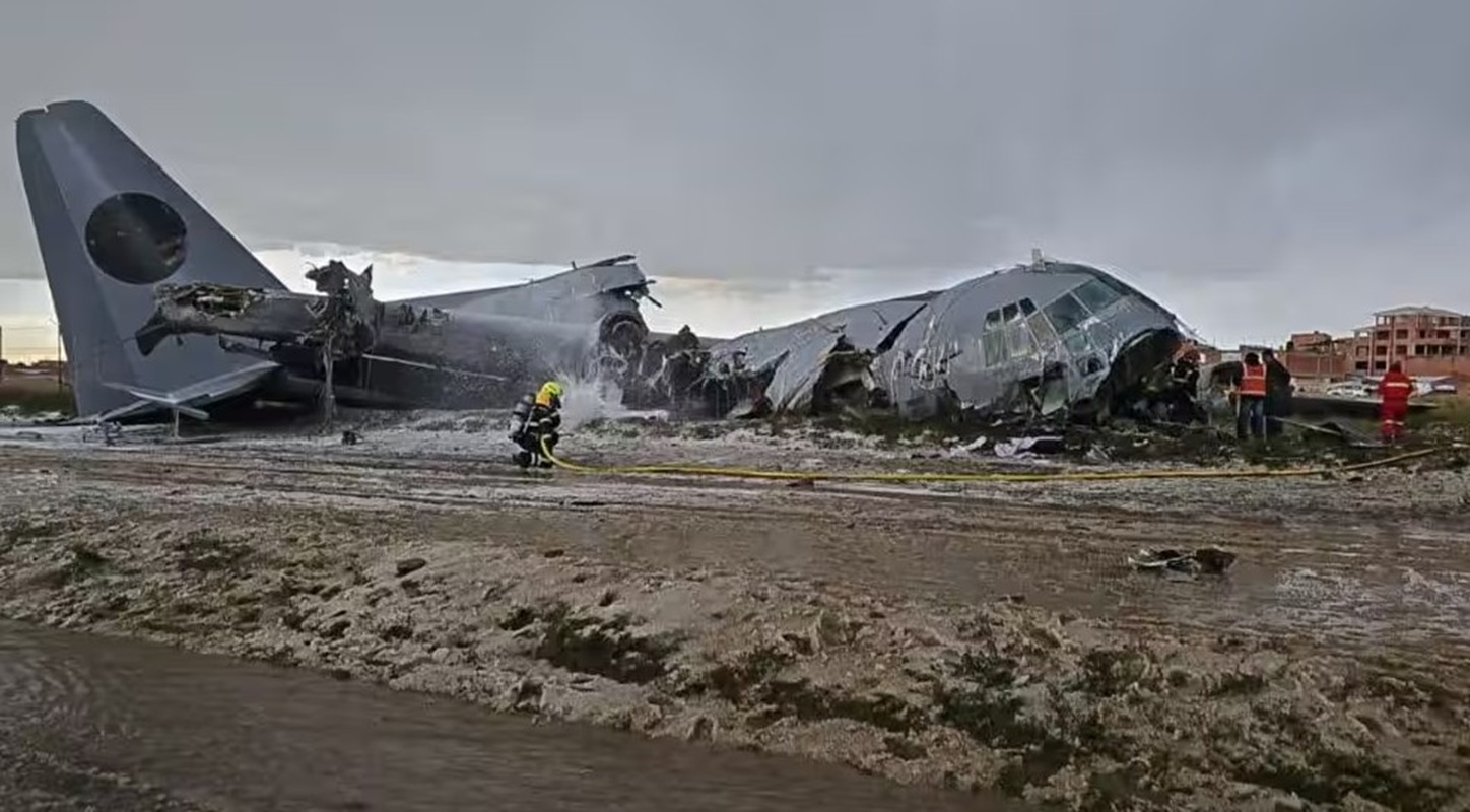 Un Hercules C-130 dell’Aeronautica boliviana precipita in pista a El Alto trasportando denaro della Banca Centrale. Venti vittime, arresti e caos in aeroporto.