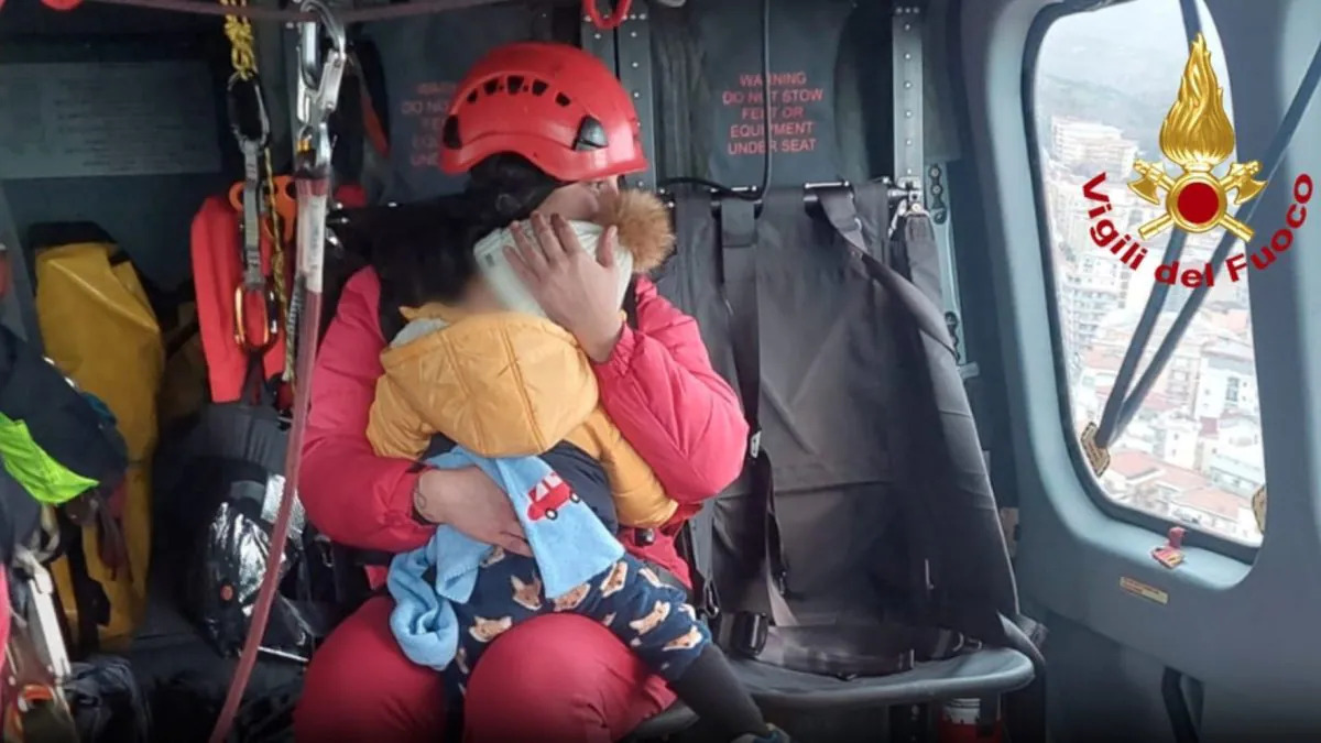 Sibari sott’acqua, salvate con un ulicottero mamma e bimba dal tetto: oltre 40 evacuati