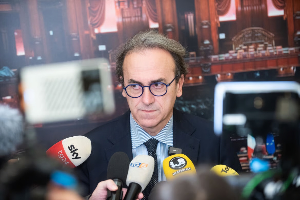Scontro acceso tra Angelo Bonelli e Daniele Capezzone. Il leader di Avs replica alle provocazioni e attacca Santanchè e Salvini con parole taglienti.