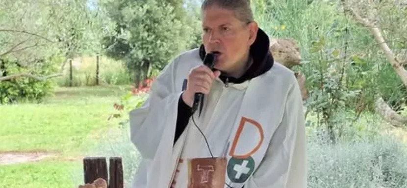Dopo l’addio al sacerdozio, don Giovanni Gatto racconta le centinaia di telefonate ricevute da preti in attività e denuncia una realtà diffusa di solitudine e ipocrisia.