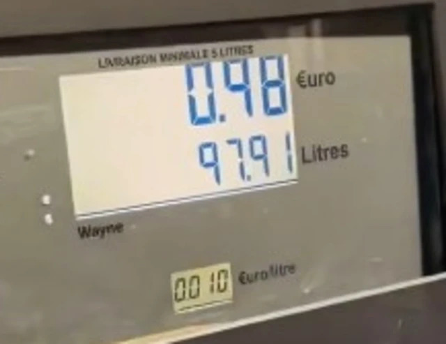 A Breuillet un errore tecnico fa scendere il prezzo della benzina a 0,01 euro al litro. Code e rifornimenti rapidi prima della correzione del distributore.