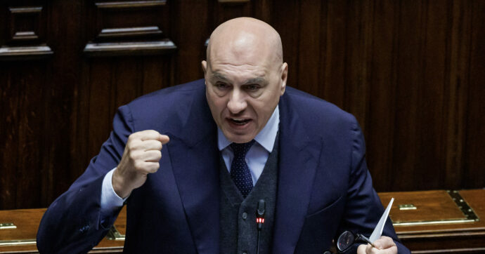 Il ministro Guido Crosetto riunisce l’industria della difesa italiana e chiede di accelerare la produzione militare per rafforzare sicurezza e difesa del Paese.