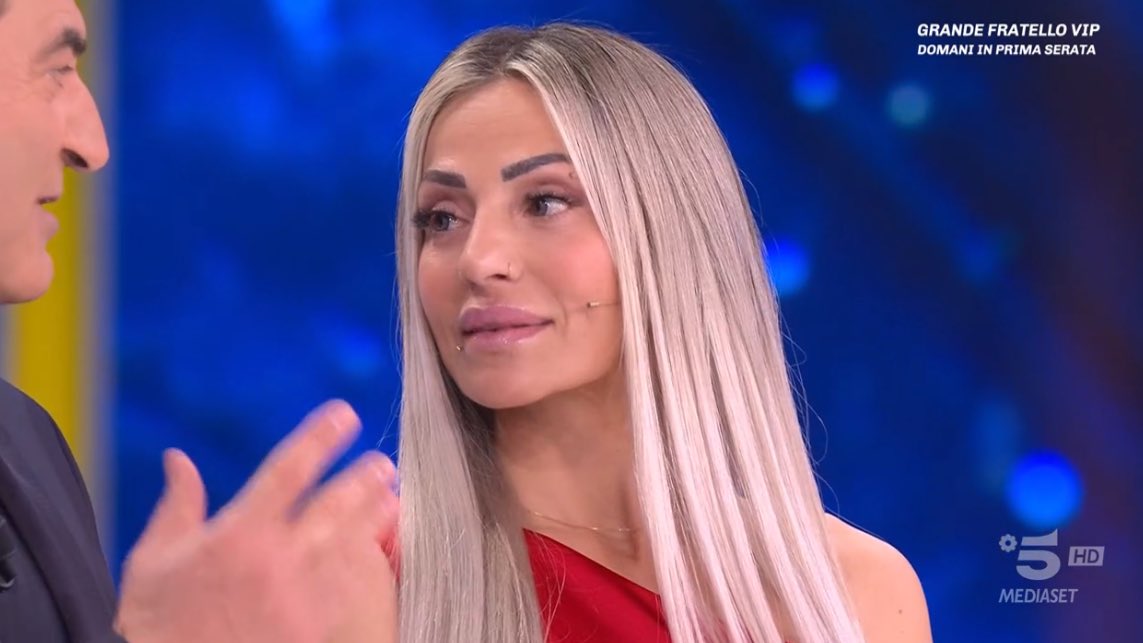 Scherzi a parte, lo scherzo a Laura Maddaloni sfugge di mano: lei esplode di rabbia e aggredisce l’attrice