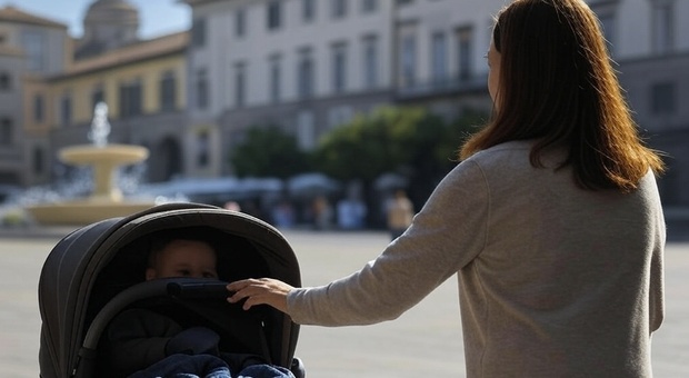 Cerca di rapire una bambina di 2 anni dalle braccia della mamma, il papà tenta di linciarla: 40enne denunciata