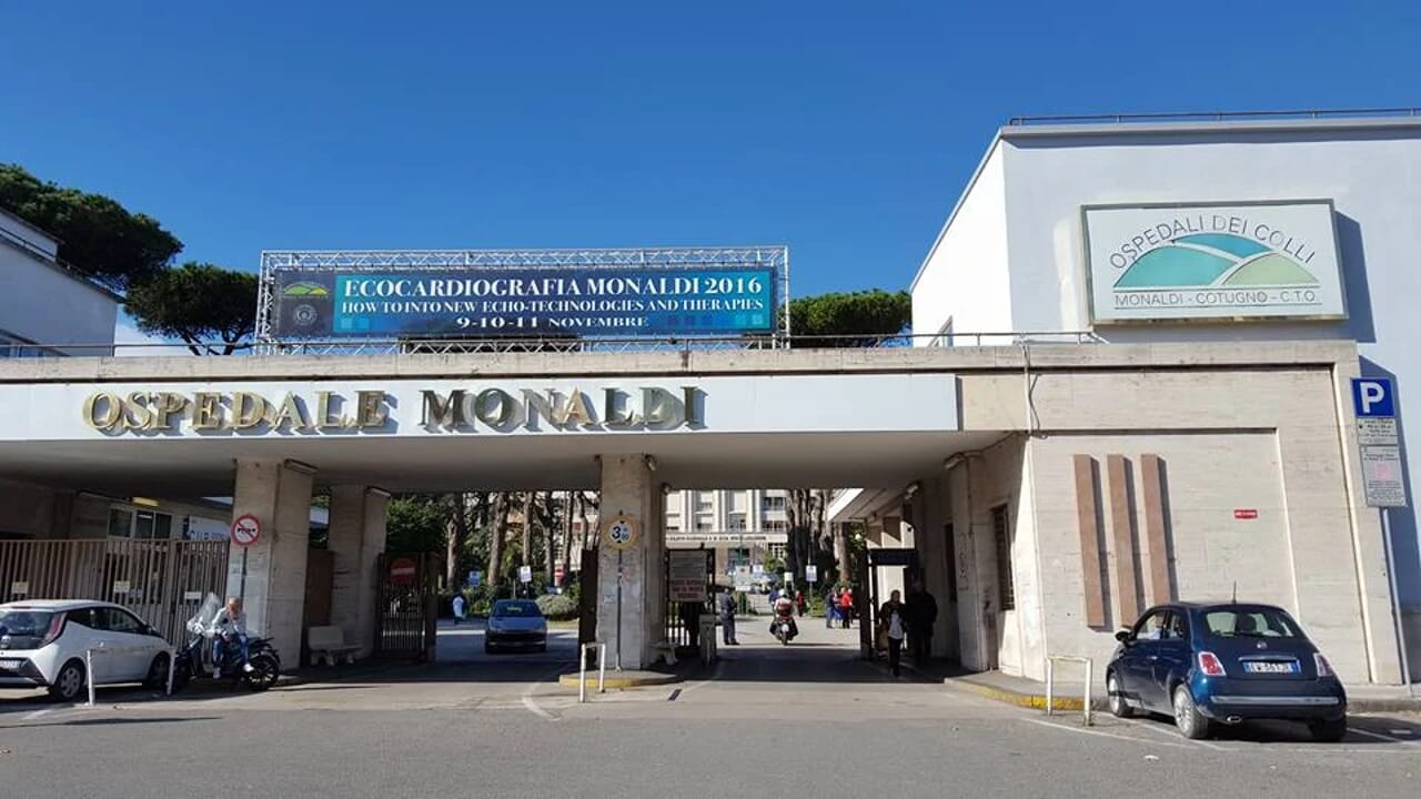 Monaldi: “Scaldate la sacca urine, serve come borsa dell’acqua calda” scoppia il caos