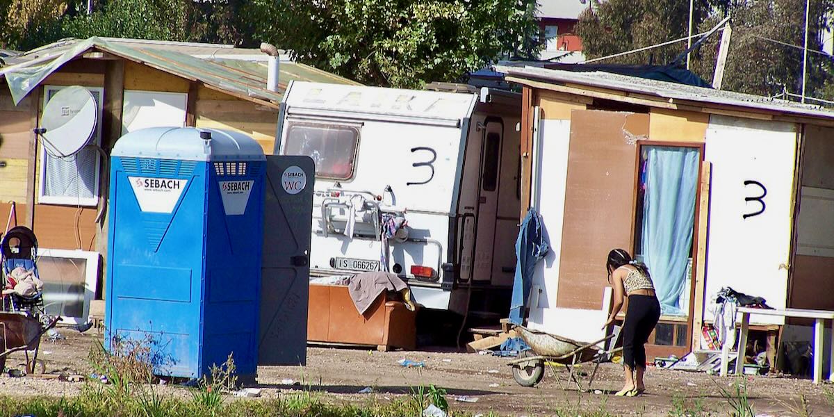 Napoli, assistente sociale pestato a bastonate nel campo rom: “Aggressione brutale durante i controlli”