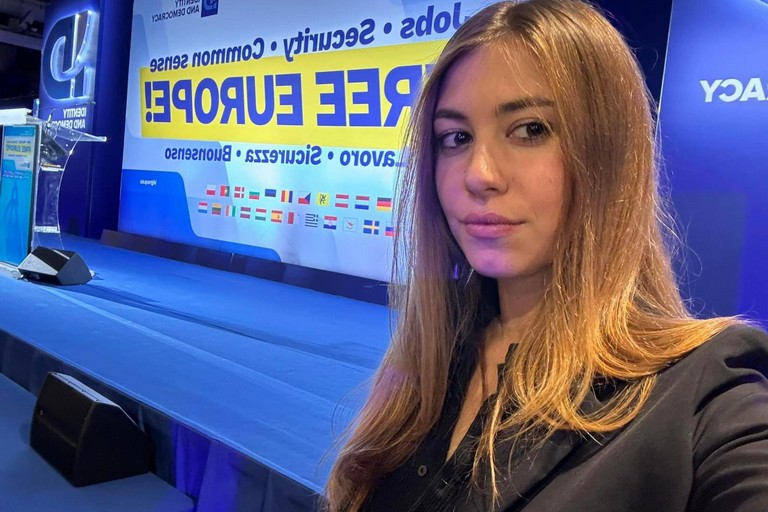 Militante Lega insultata: “Soubrette”, lei denuncia “Sessismo vomitevole da esponente M5S”