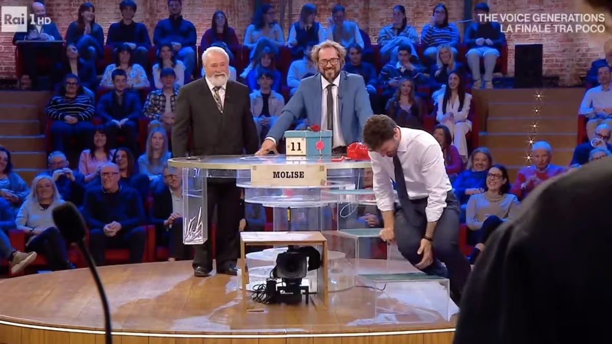 Affari Tuoi, “A Maiorca” invece di “ad maiora”: De Martino scoppia a ridere non si ferma più