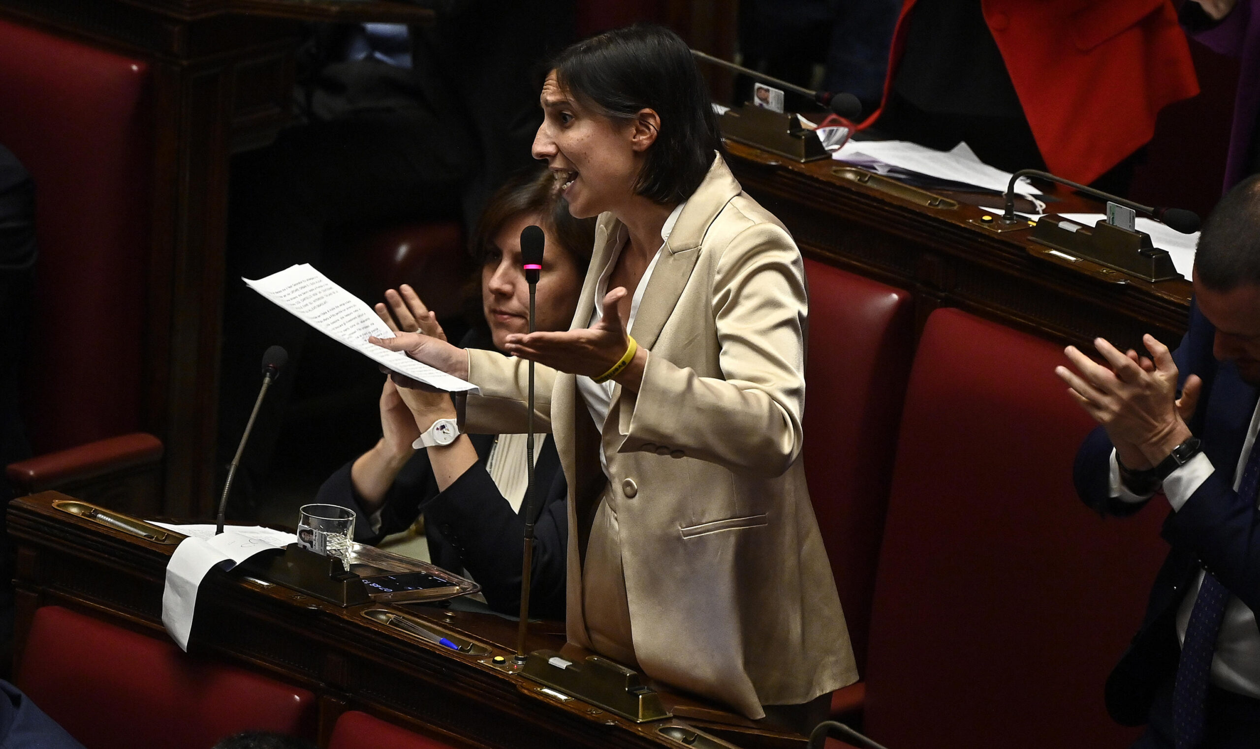 Alla Camera la segretaria del Pd Elly Schlein chiede al governo di escludere immediatamente l’utilizzo delle basi statunitensi in Italia nel conflitto con Iran.