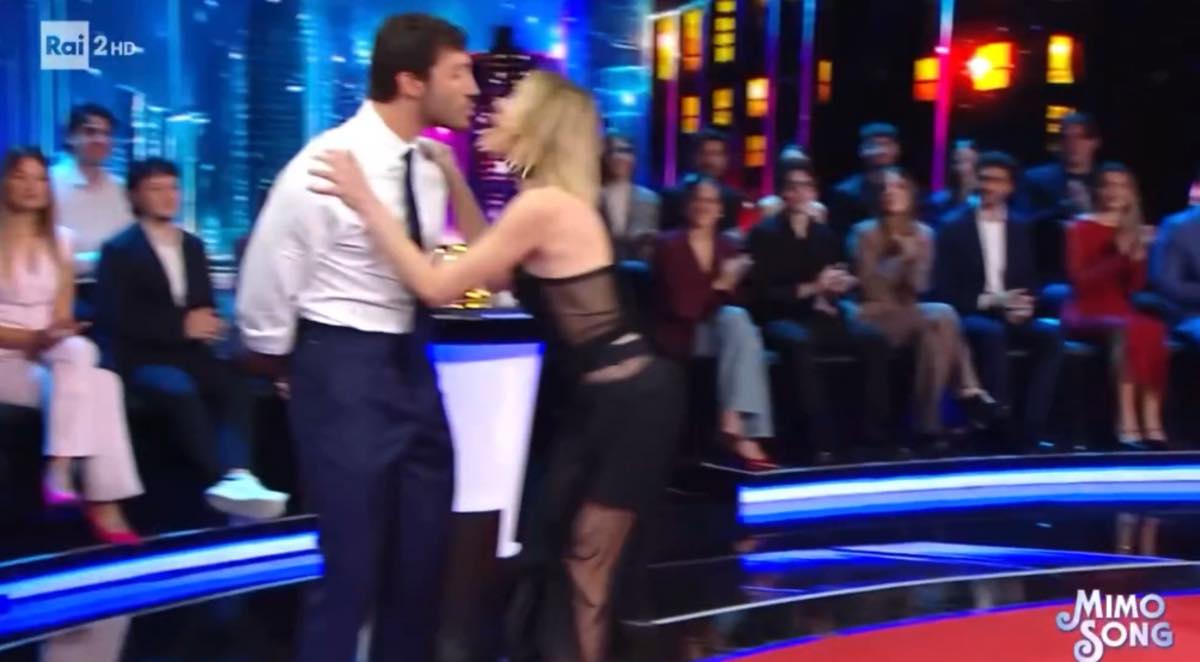 Brenda Lodigiani bacia Stefano De Martino in tv, poi vanno via insieme abbracciati dopo la trasmissione