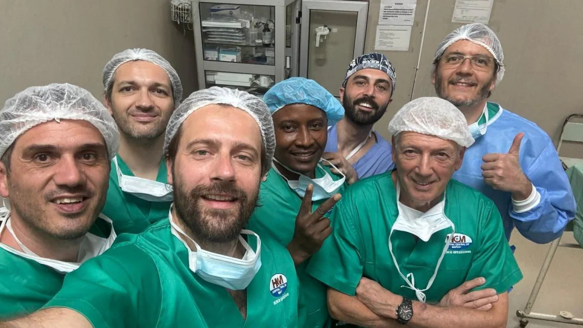 Medici italiani bloccati in Mozambico dopo l’attacco Usa e Israele all’Iran. Voli pieni e rientro complicato, ma la missione sanitaria prosegue negli ospedali locali.
