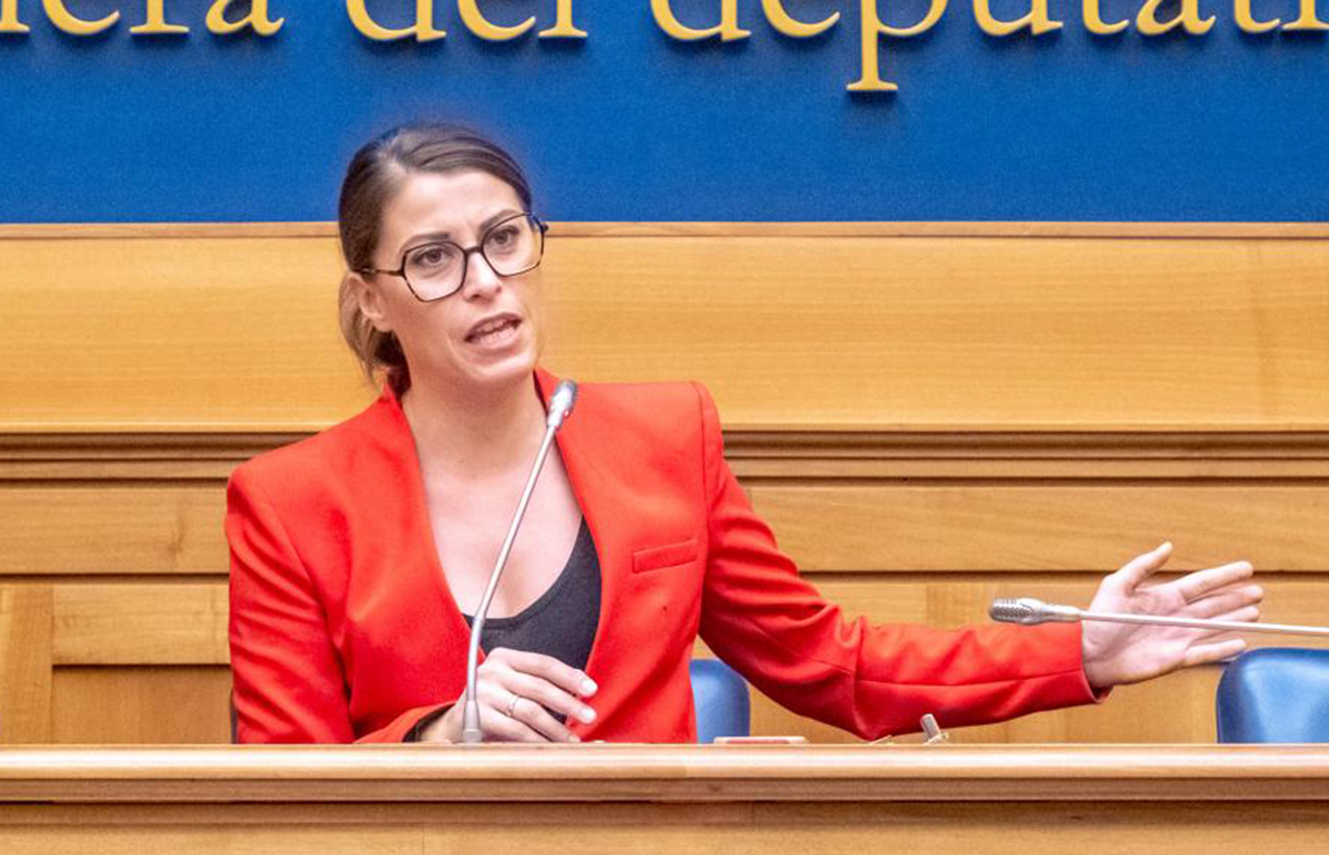 Elisabetta Piccolotti commenta l’accoltellamento della prof Chiara Mocchi a Trescore Balneario e attacca il governo su sicurezza e politiche sociali.
