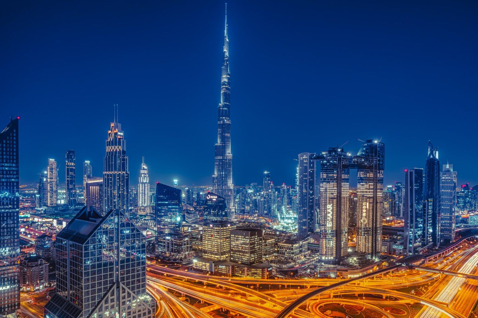 Il creator Giulio Costantini lascia l’Italia per Dubai: guadagna 300mila euro l’anno con modelle AI su OnlyFans e attacca tasse e “tassa etica”.