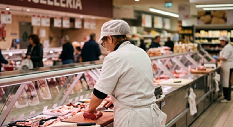 Lite in macelleria, colpisce il capo con un pezzo di carne e perde il lavoro, ma ottiene 75 mila euro di risarcimento