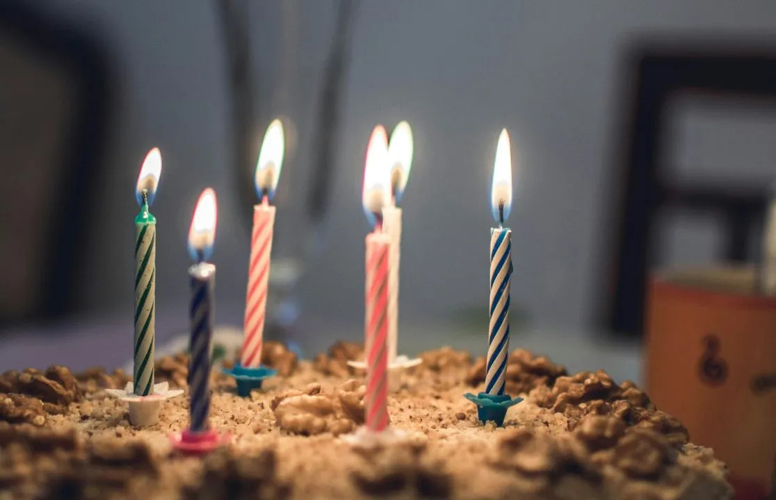 Lascia la figlia a una festa ma la trova sola: “Non c’era più nessuno, mi sento la peggior mamma”