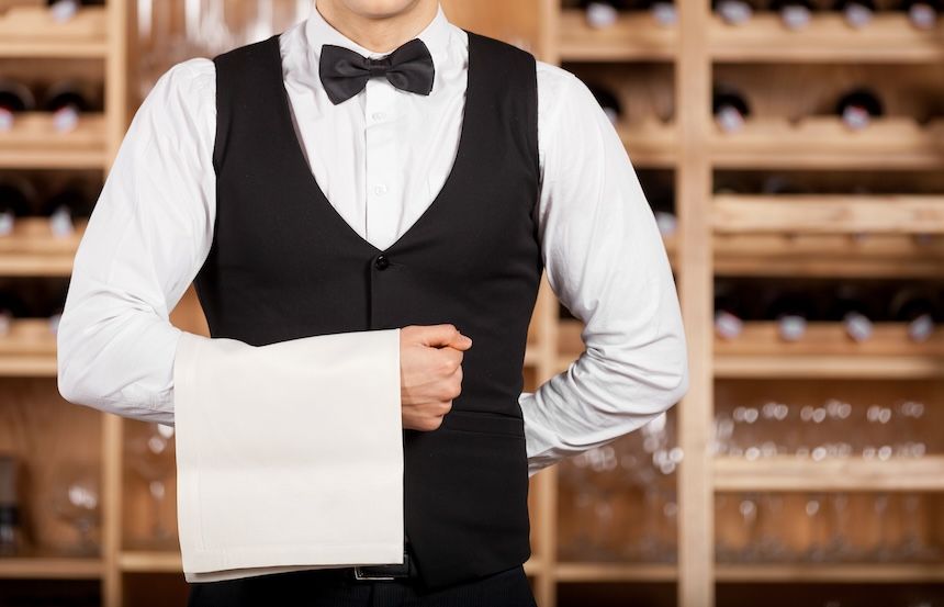 Cameriere sotto accusa: “Cancellava le comande e intascava i soldi”, spariti oltre 45mila euro dal ristorante