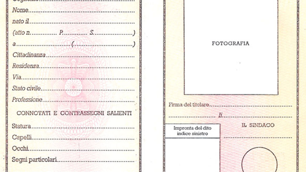 Bolzano, usa documento falso alle Poste, ma viene assolto: “Troppo scadente, non inganna nessuno”