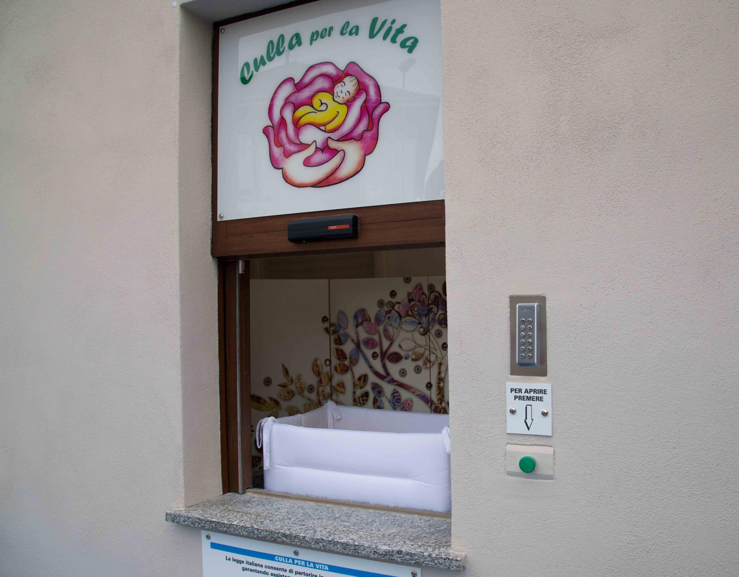 Neonato lasciato nella culla per la vita con un messaggio della madre, “Sei stato tanto amato”