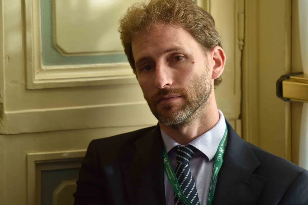 Davide Casaleggio critica Giuseppe Conte e il nuovo corso M5S, parla di identità smarrita e propone cambio nome. Scontro politico interno sempre più acceso.