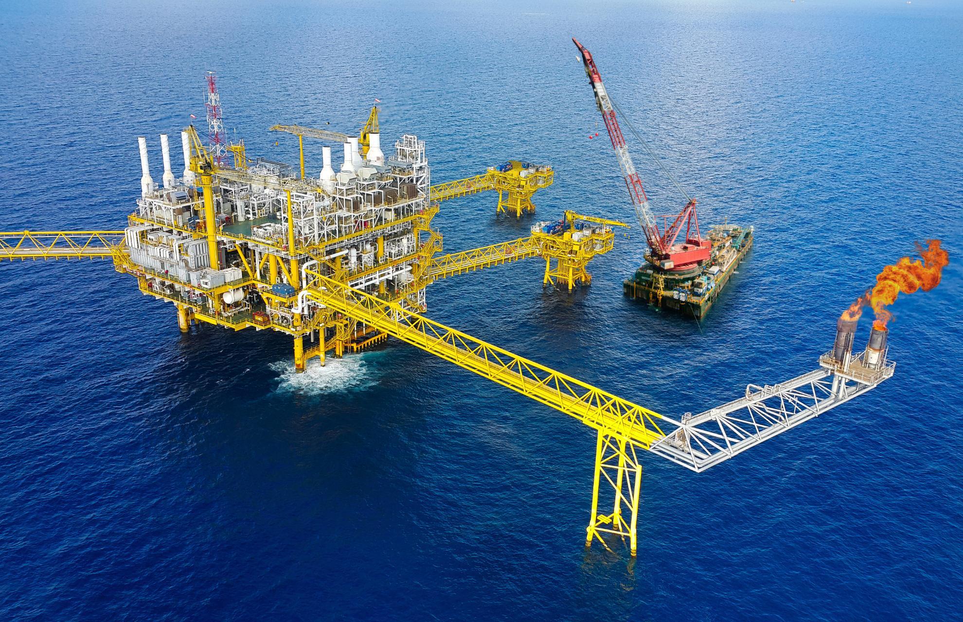 Eni scopre un giacimento gigante in Indonesia: “Riserve enormi, superano di tre volte quelle italiane”