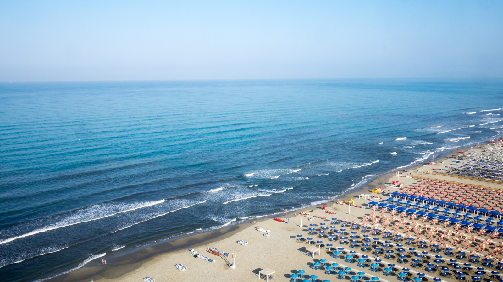 Pescara, coppia di coniugi per 46 anni sotto lo stesso ombrellone, poi  il messaggio del lido: “Da quest’anno non vi vogliamo più, ormai siete troppo anziani”
