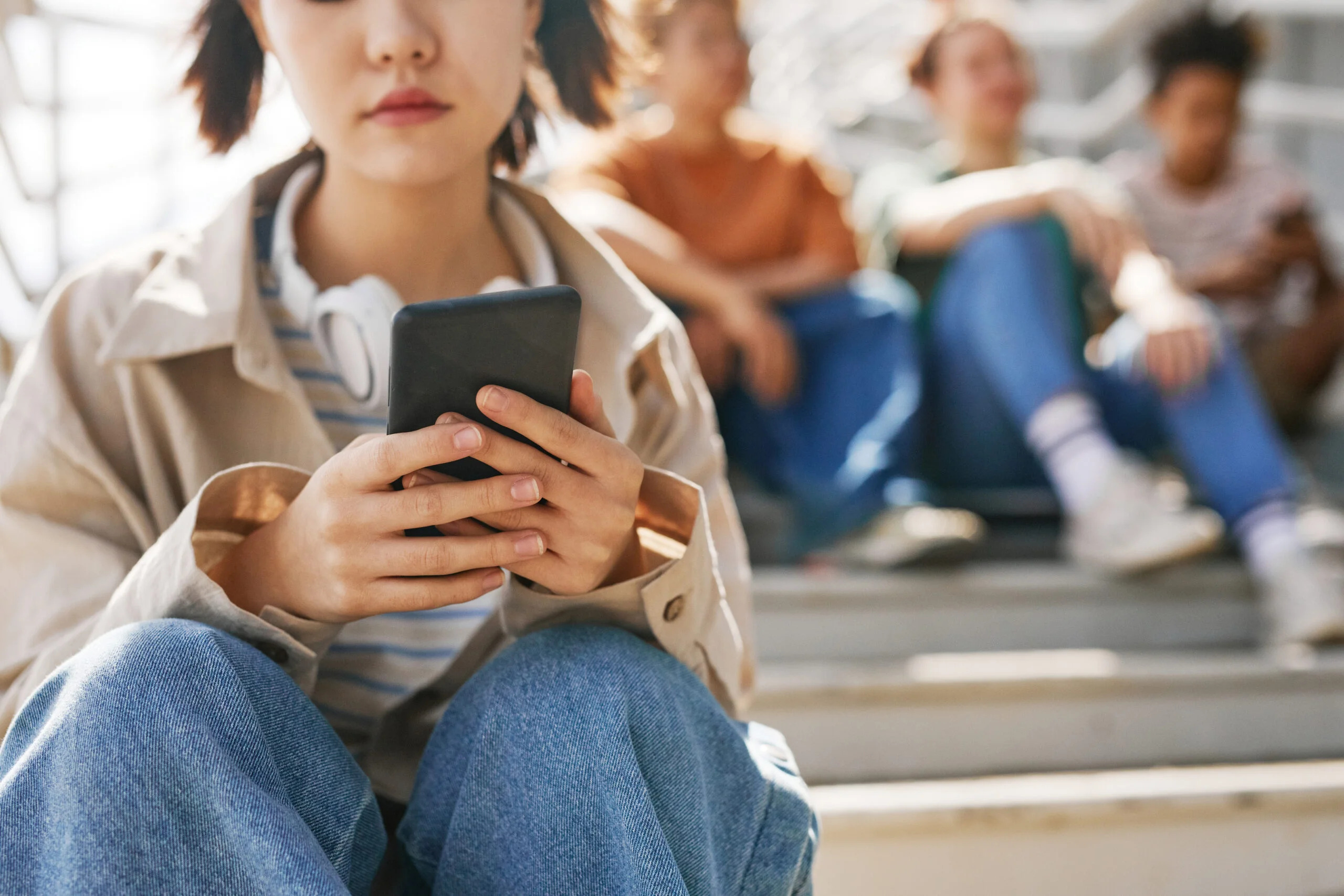 In Italia possibile stop ai social sotto i 15 anni, dopo casi di cronaca e nuovi rischi online; il Governo valuta limiti anche per piattaforme video.