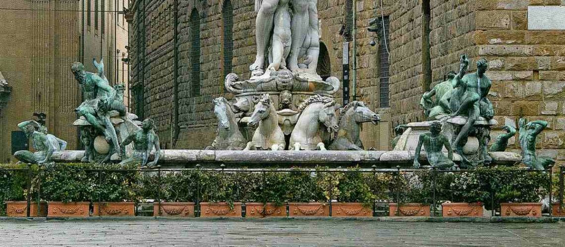 Firenze, sale sulla Fontana del Nettuno per una sfida durante l’addio al nubilato e la danneggia: denunciata
