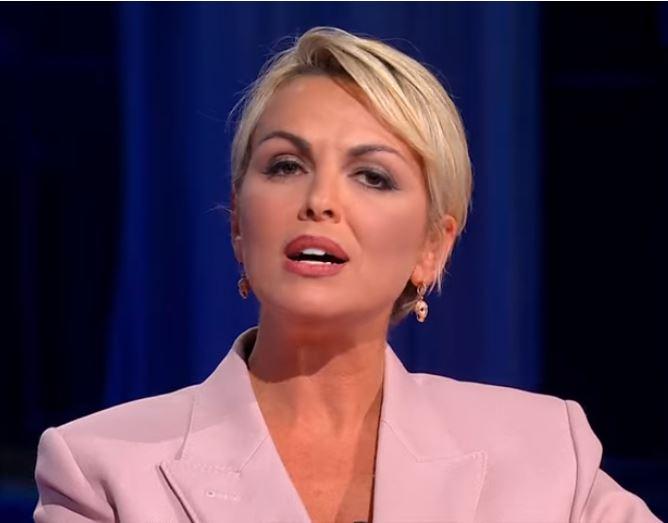Lite in tv, Pascale contro Sasso: “Mi dispiace per sua moglie”, lui replica: “Lei tradisce la destra”