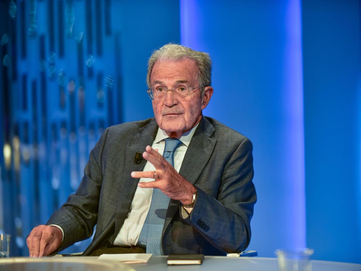 Romano Prodi torna a parlare di coalizione e futuro dell’Italia, indicando la necessità di un’alleanza capace di coinvolgere i cittadini e costruire un programma condiviso.