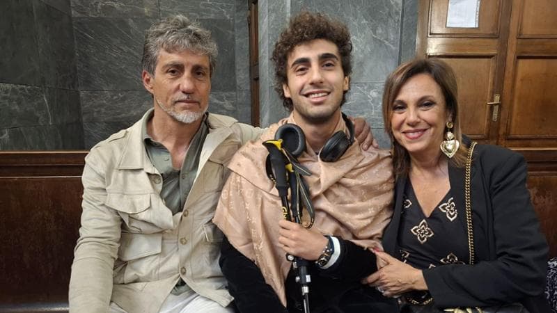 Studente accoltellato a Milano abbraccia i due imputati, Chiani condannato a 20 anni: «Il giudice è stato più severo della vittima»