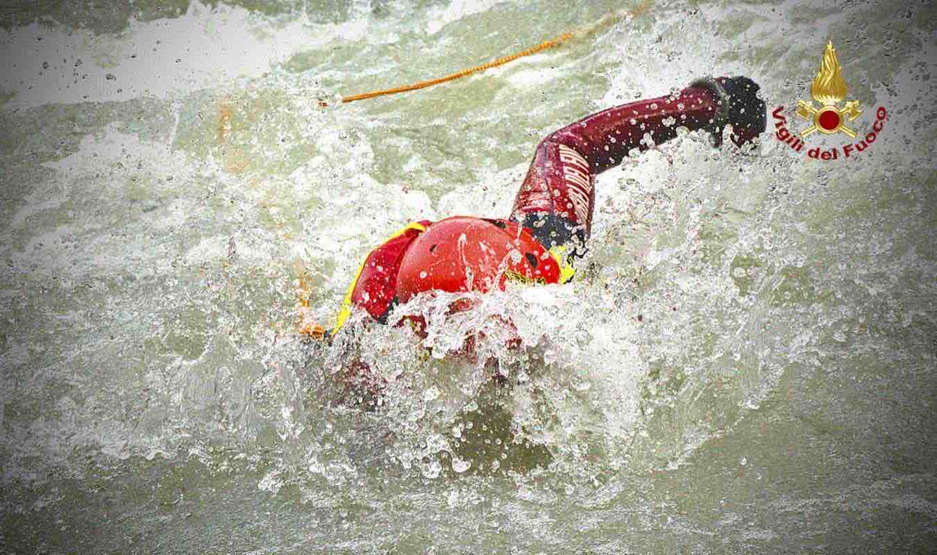 Dramma nel torrente Crostolo, 14enne si tuffa con gli amici e non riemerge più