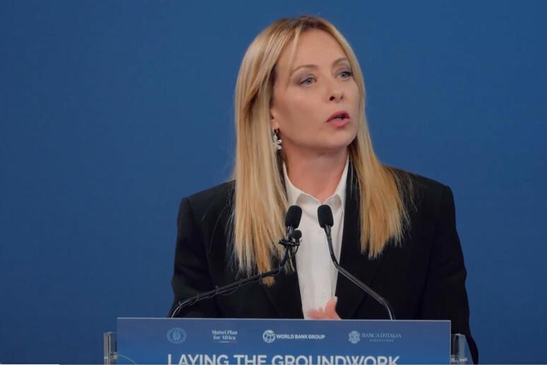Meloni incalza l’Europa, “Migrazioni fuori controllo minacciano sicurezza e democrazia”