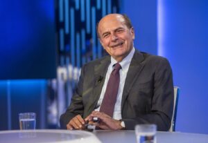 Pier Luigi Bersani difende a Otto e Mezzo i candidati bengalesi del Pd a Venezia dopo il voto e la polemica esplode in tv.