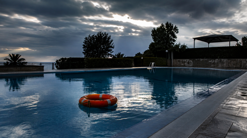 Si tuffa in piscina subito dopo il pranzo, muore annegato calciatore di soli 15 anni