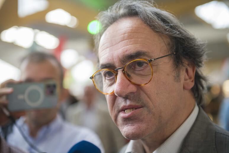 Bonelli accusa: “Piano casa Meloni truccato”, scontro sui 60mila alloggi