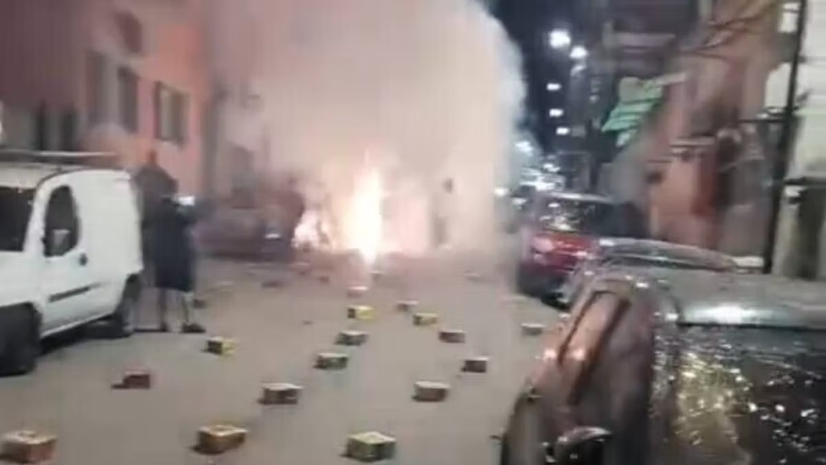 Napoli, festa abusiva in strada: fuochi e bombe carta per una Comunione: auto danneggiate e quartiere paralizzato