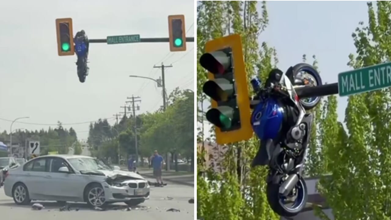 Terribile schianto in città, la moto vola e resta agganciata al semaforo